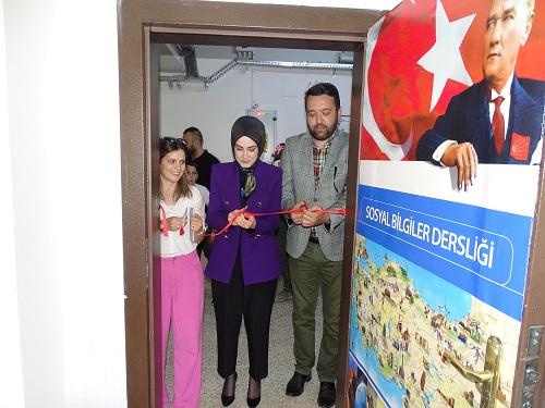 Kaymakamımız Sayın Betül BÜYÜKKILIÇ, Cevizköy Ortaokulunda "Sosyal Bilgiler Dersliği"nin açılışı ve  Vatandaşlarla bir araya geldi.