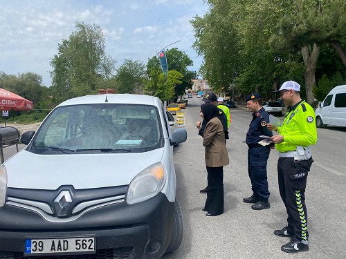 Trafik Haftası kapsamında İlçe Jandarma Komutanlığı ve İlçe Emniyet Müdürlüğü trafik ekiplerince Denetim gerçekleştirildi.
