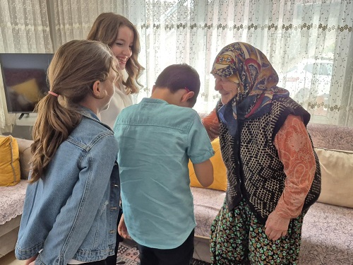 "Fidanlar Çınarlarla Buluşuyor" Projesi çerçevesinde, Öğrenci ve öğretmenlerimiz şehit ailelerimize ziyaretler düzenlenmiştir.