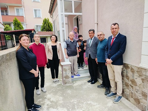 Fidanlar Çınarlarla Buluşuyor Projesi çerçevesinde, Öğrenci ve öğretmenlerimiz şehit aileleri ve gazilerimize ziyaretler düzenlenmiştir.